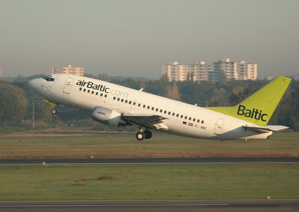 Air Baltic B 737-53S YL-BBE beim Start in Berlin-Tegel am 01.10.2011