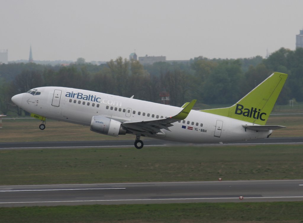 Air Baltic B 737-548 YL-BBH beim Start in Berlin-Tegel am Morgen des 01.05.2010