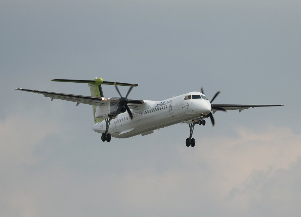 Air Baltic De Havilland Canada DHC-8-402Q YL-BAE kurz vor der Landung in Berlin-Tegel am 10.06.2011