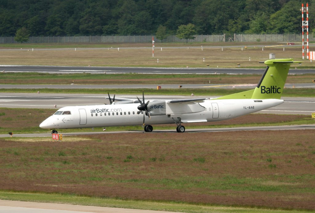 Air Baltic De Havilland Canada DHC-8-402Q YL-BAE bei der Ankunft in Berlin-Tegel am 17.05.2012