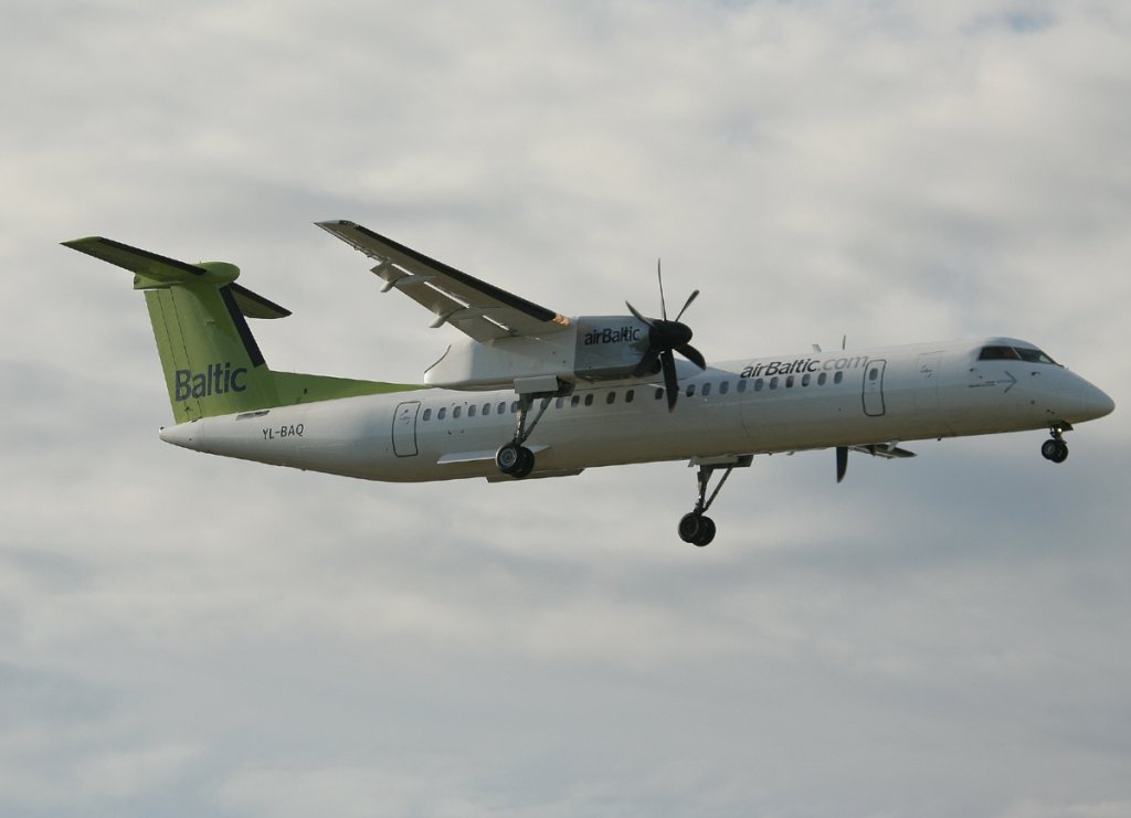 Air Baltic De Havilland Canada DHC-8-402Q YL-BAQ kurz vor der Landung in Berlin-Tegel am 09.06.2012