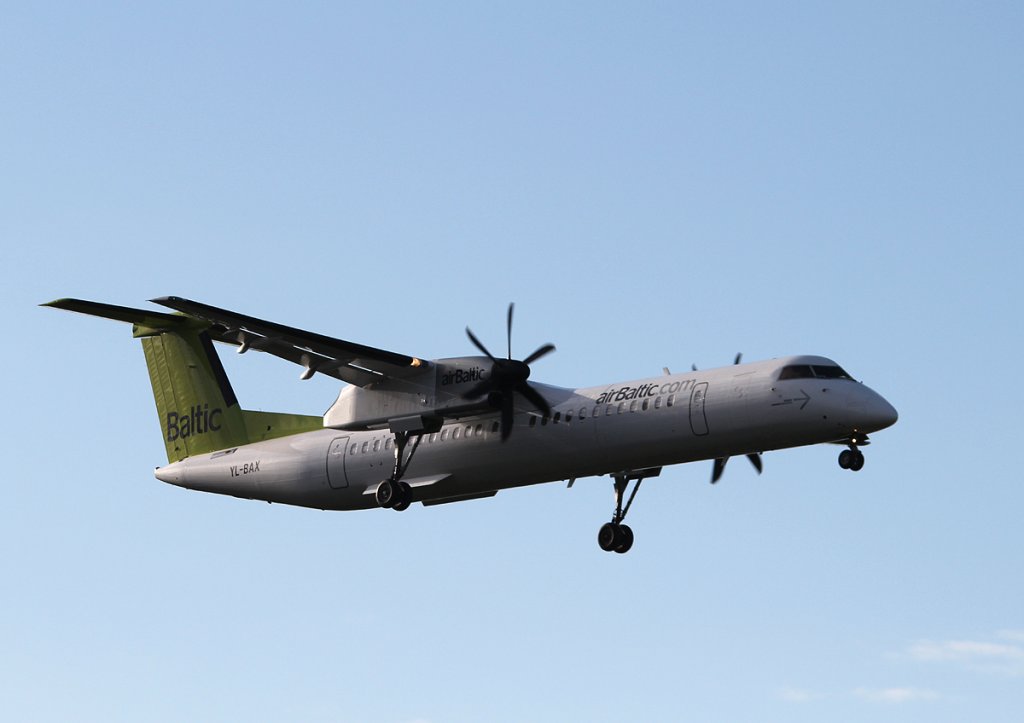 Air Baltic De Havilland Canada DHC-8-402Q YL-BAX bei der Landung in Berlin-Tegel am 21.07.2012
