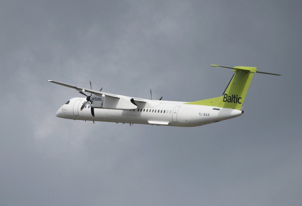 Air Baltic De Havilland Canada DHC-8-402Q YL-BAX beim Start in Berlin-Tegel am 21.07.2012