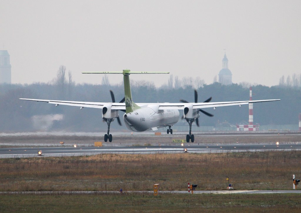 Air Baltic De Havilland Canada DHC-8-402Q YL-BAQ bei der Landung in Berlin-Tegel am 01.12.2012