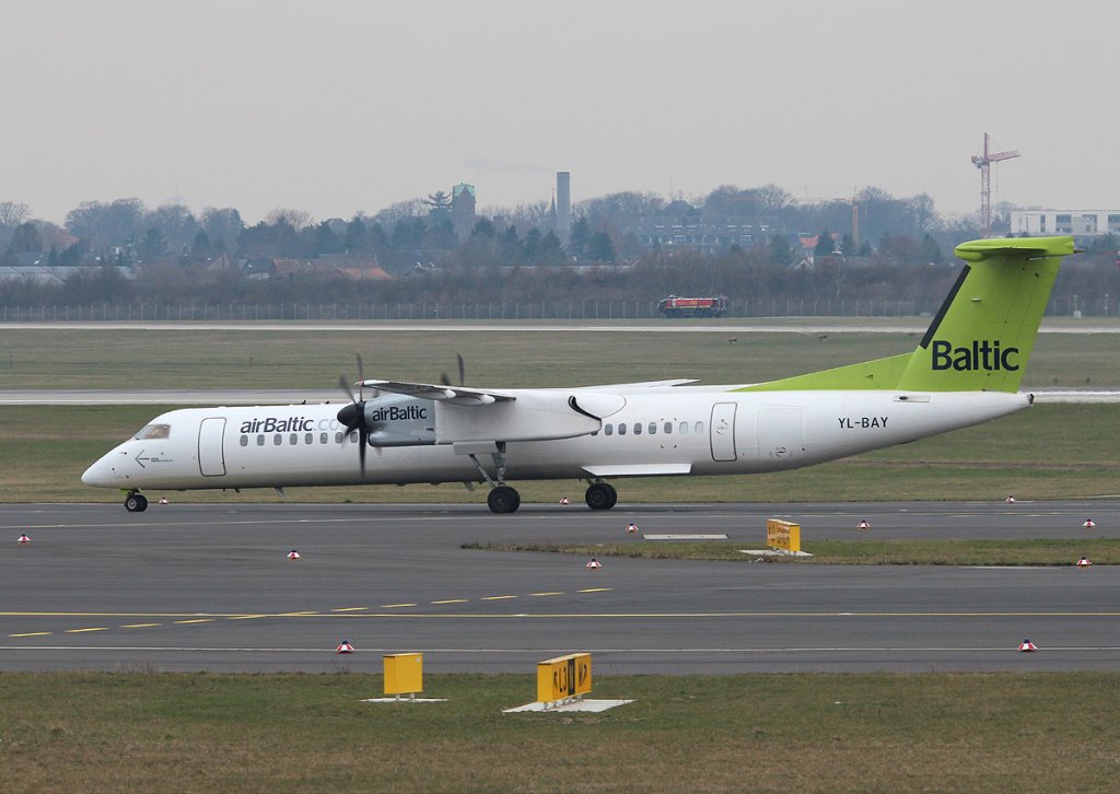 Air Baltic De Havilland Canada DHC-8-402Q YL-BAY bei der Ankunft in Düsseldorf am 11.03.2013