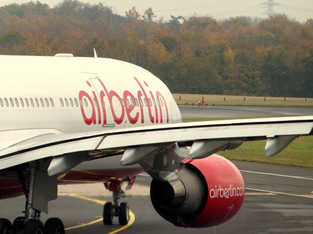 Air Berlin // D-ALPF // A330-200 // 10.11.2012 // DUS // Wings & Engine