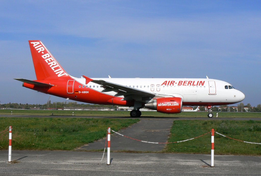 Air Berlin A 319-112 D-ABGH auf dem Weg zum Start in Berlin-Tegel am 04.10.2011