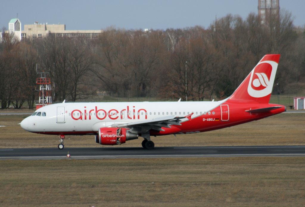 Air Berlin A 319-112 D-ABGJ nach der Landung in Berlin-Tegel am 27.02.2010