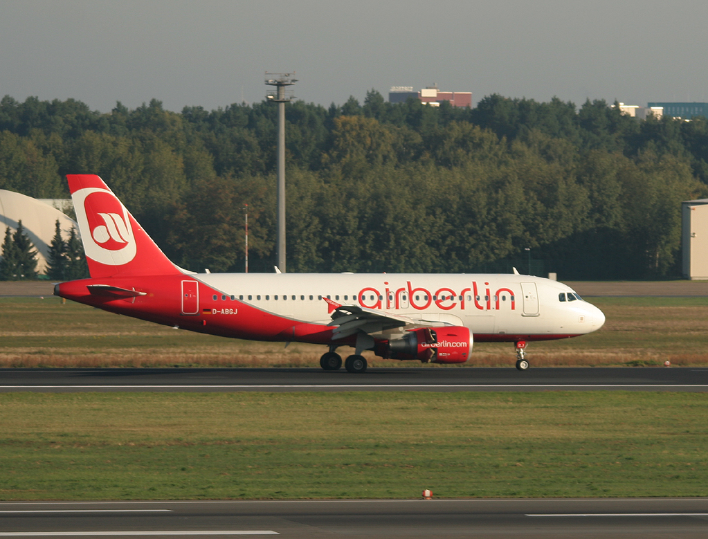 Air Berlin A 319-112 D-ABGJ nach der Landung in Berlin-Tegel am 25.09.2011