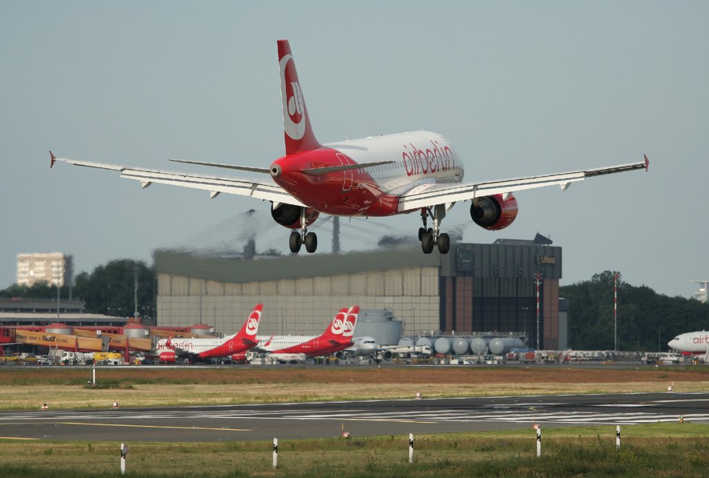 Air Berlin A 319-112 D-ABGJ kurz vor der Landung in Berlin-Tegel am 09.06.2012