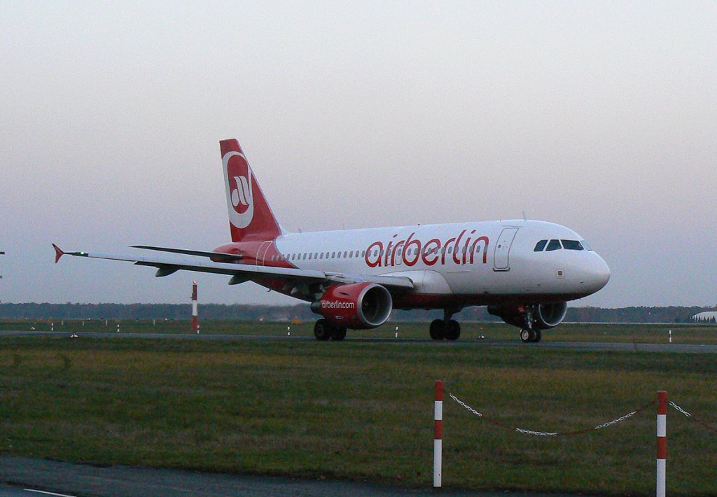 Air Berlin A 319-112 D-ABGK am frhen Morgen des 21.11.2009 auf dem Flughafen Berlin-Tegel