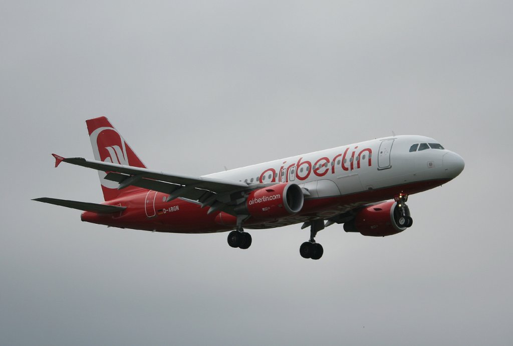 Air Berlin A 319-112 D-ABGN kurz vor der Landung in Berlin-Tegel am 18.06.2011