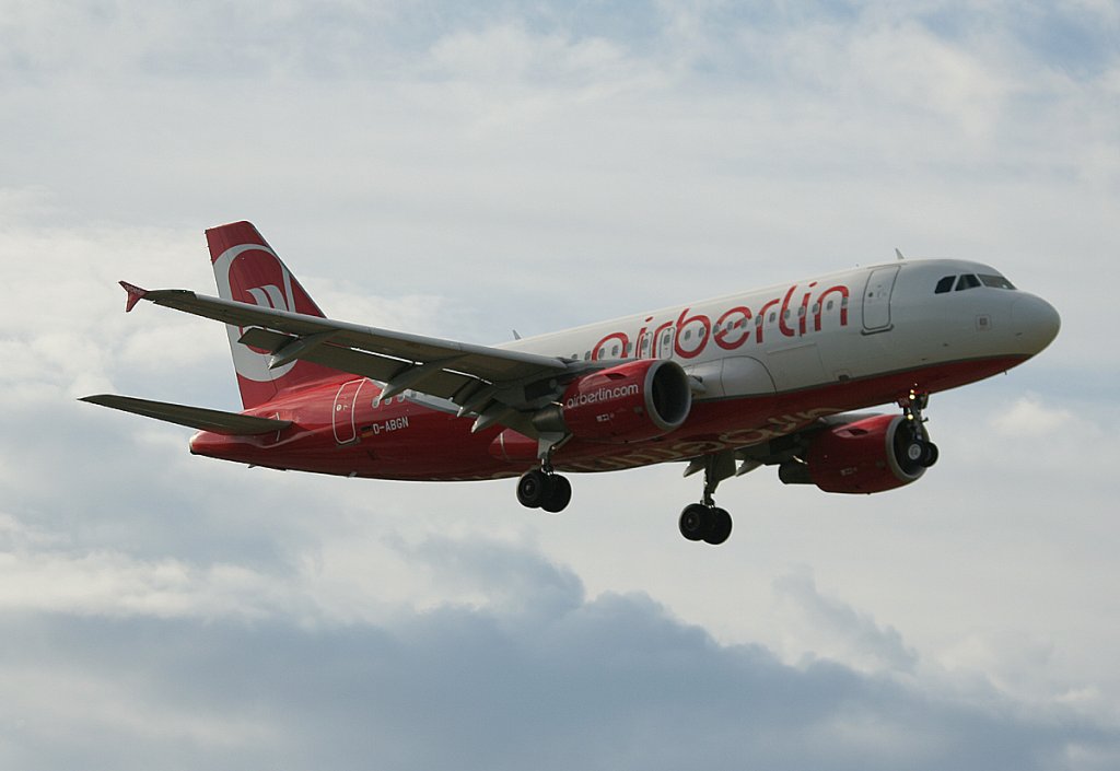 Air Berlin A 319-112 D-ABGN kurz vor der Landung in Berlin-Tegel am 09.06.2012