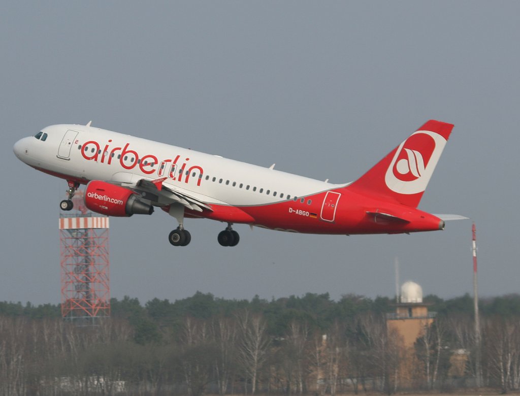 Air Berlin A 319-112 D-ABGO beim Start in Berlin-Tegel am 02.04.2011