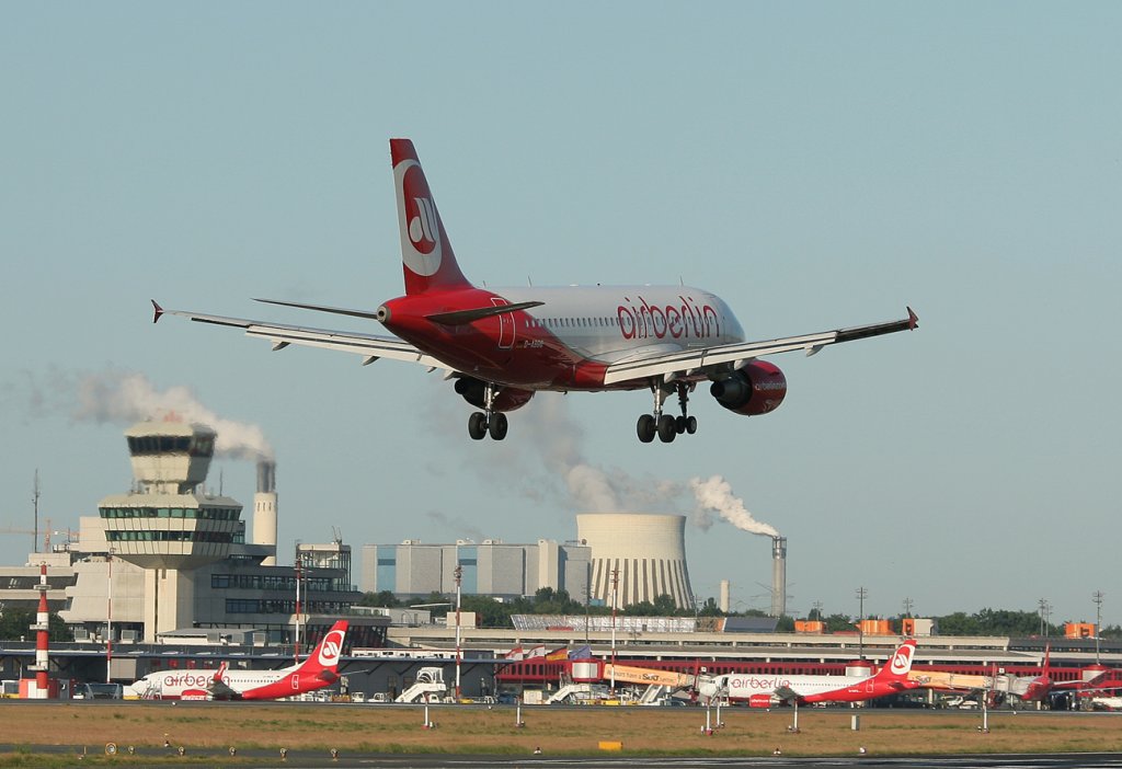 Air Berlin A 319-112 D-ABGO kurz vor der Landung in Berlin-Tegel am 02.06.2011