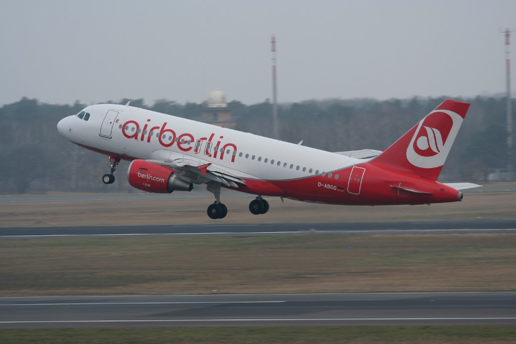 Air Berlin A 319-112 D-ABGQ beim Start in Berlin-Tegel am 02.04.2011