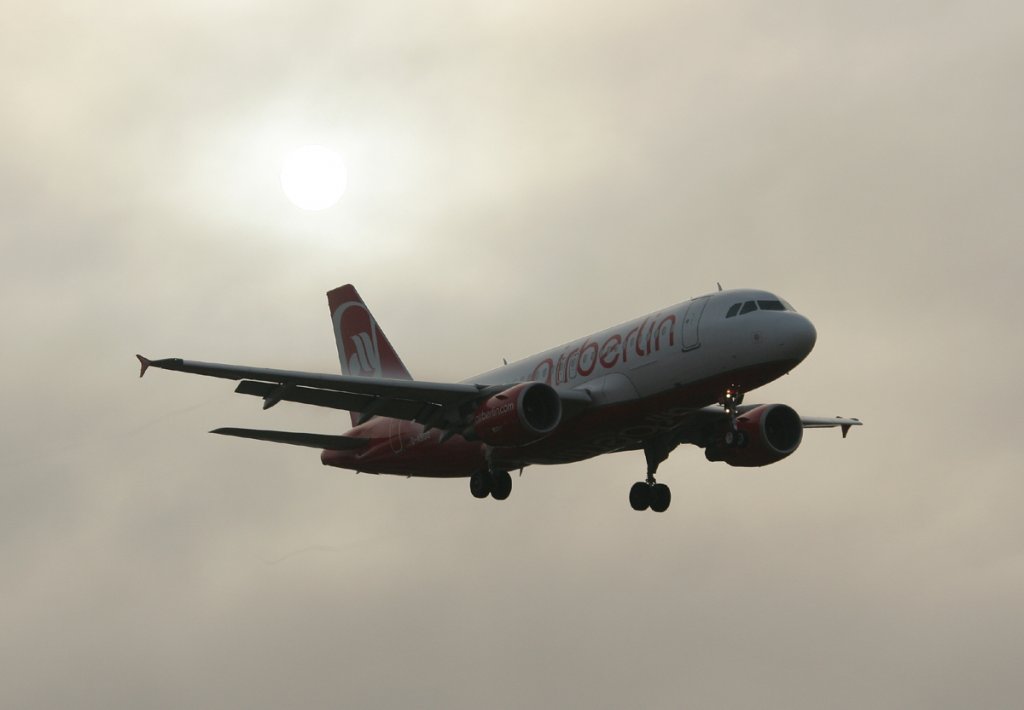 Air Berlin A 319-112 D-ABGQ kurz vor der Landung in Berlin-Tegel am 09.03.2012