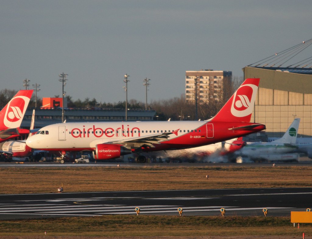 Air Berlin A 319-112 D-ABGR nach der Ankunft in Berlin-Tegel am frhen Morgen des 12.02.2011