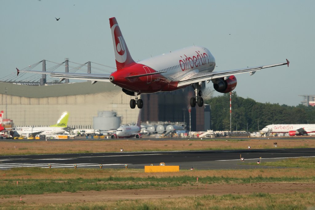 Air Berlin A 319-112 D-ABGR kurz vor der Landung in Berlin-Tegel am 02.06.2011