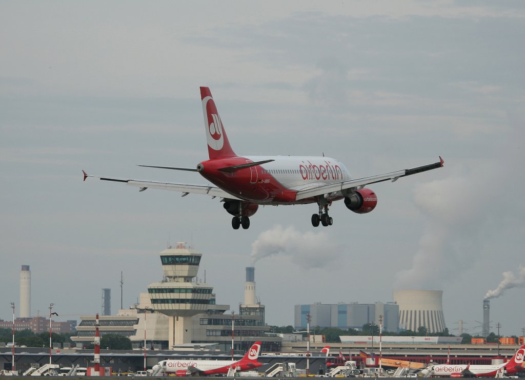 Air Berlin A 319-112 D-ABGS kurz vor der Landung in Berlin-Tegel am 18.06.2011