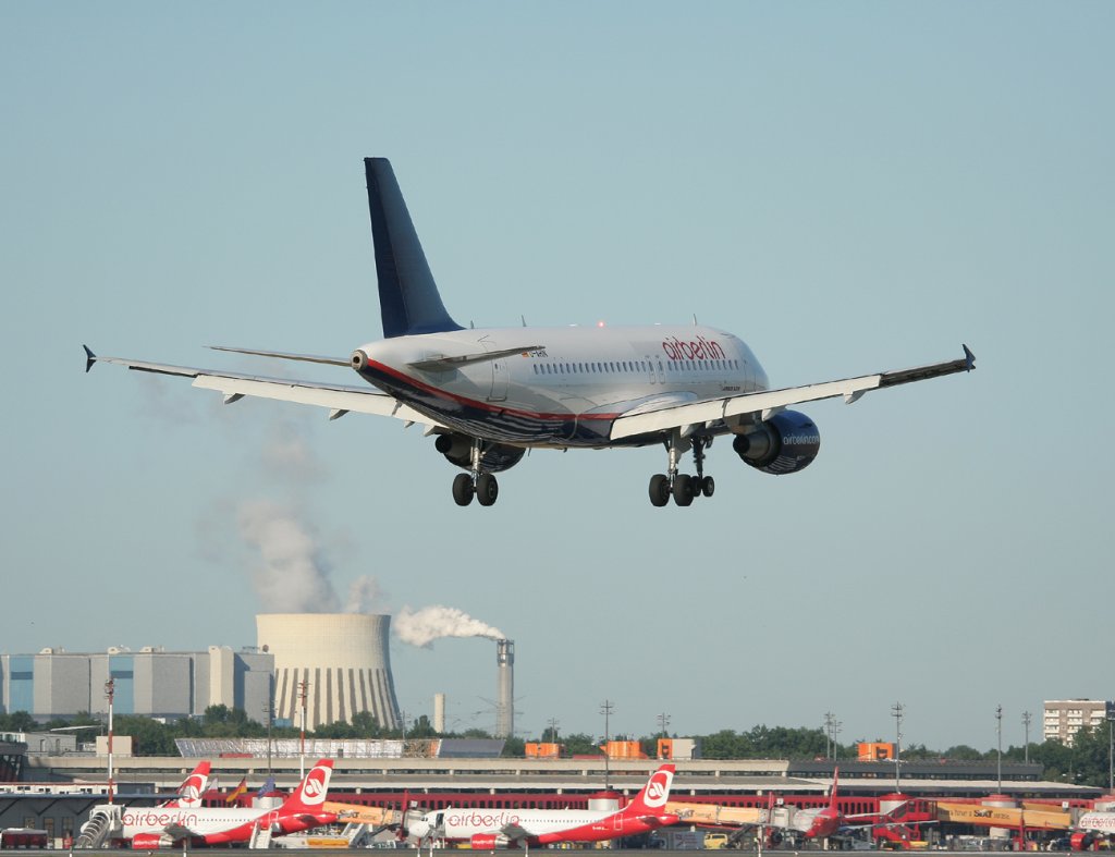 Air Berlin A 319-112 D-AHIN kurz vor der Landung in Berlin-Tegel am 02.06.2011