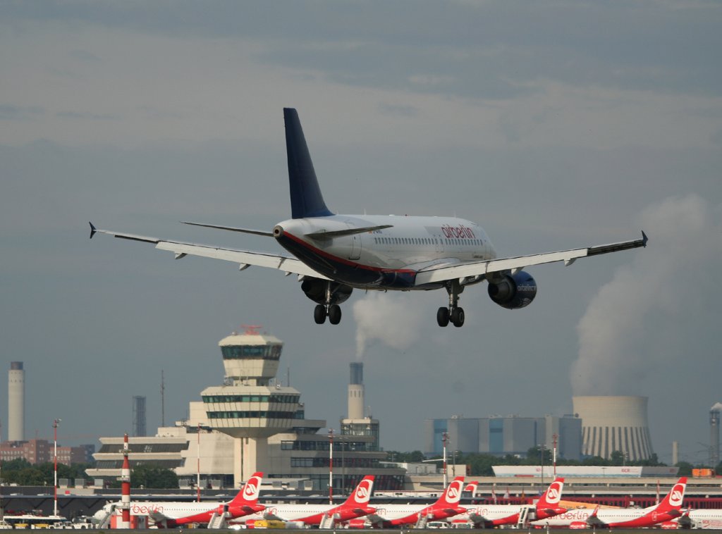 Air Berlin A 319-112 D-AHIO kurz vor der Landung in Berlin-Tegel am 18.06.2011