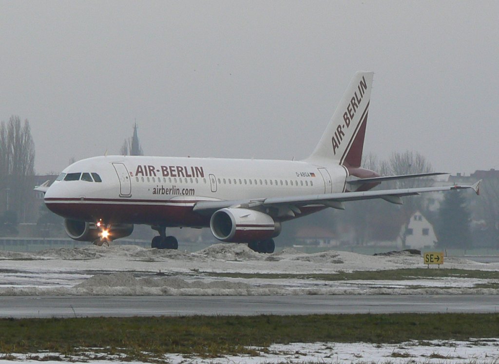 Air Berlin A 319-132 D-ABGA kurz vor dem Start in Berlin-Tegel am Morgen des 08.01.2011