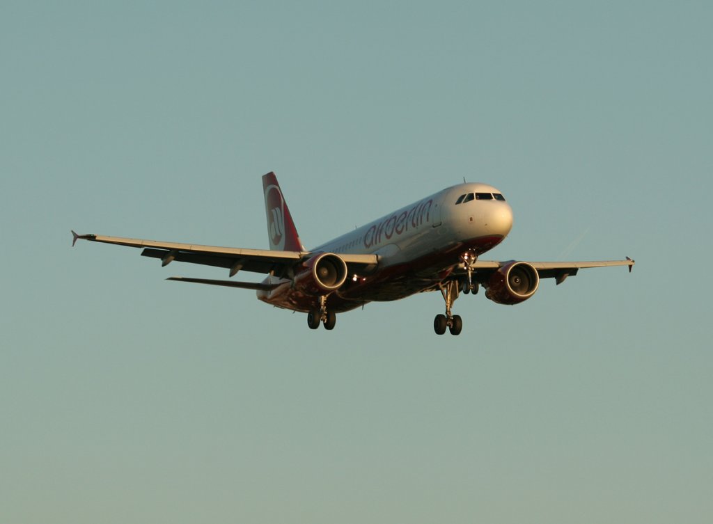 Air Berlin A 320-214 D-ABDB kurz vor der Landung in Berlin-Tegel am 30.09.2011