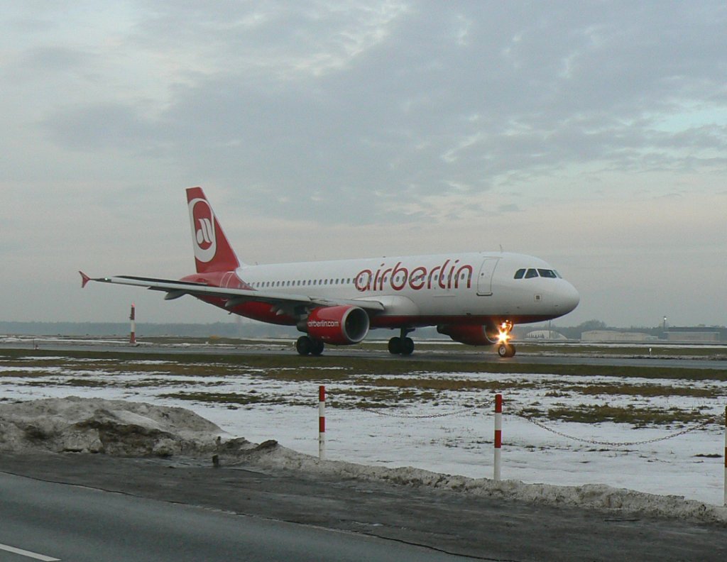 Air Berlin A 320-214 D-ABDD an frhen Morgen des 08.01.2011 auf dem Flughafen Berlin-Tegel