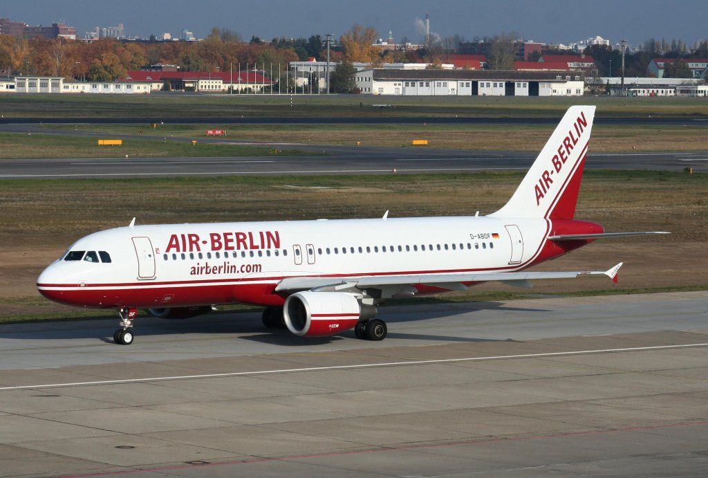 Air Berlin A 320-214 D-ABDF auf dem Weg zum Start in Berlin-Tegel am 31.10.2009