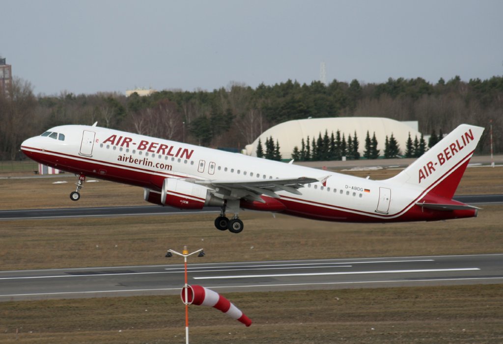 Air Berlin A 320-214 D-ABDG beim Start in Berlin-Tegel am 27.02.2010