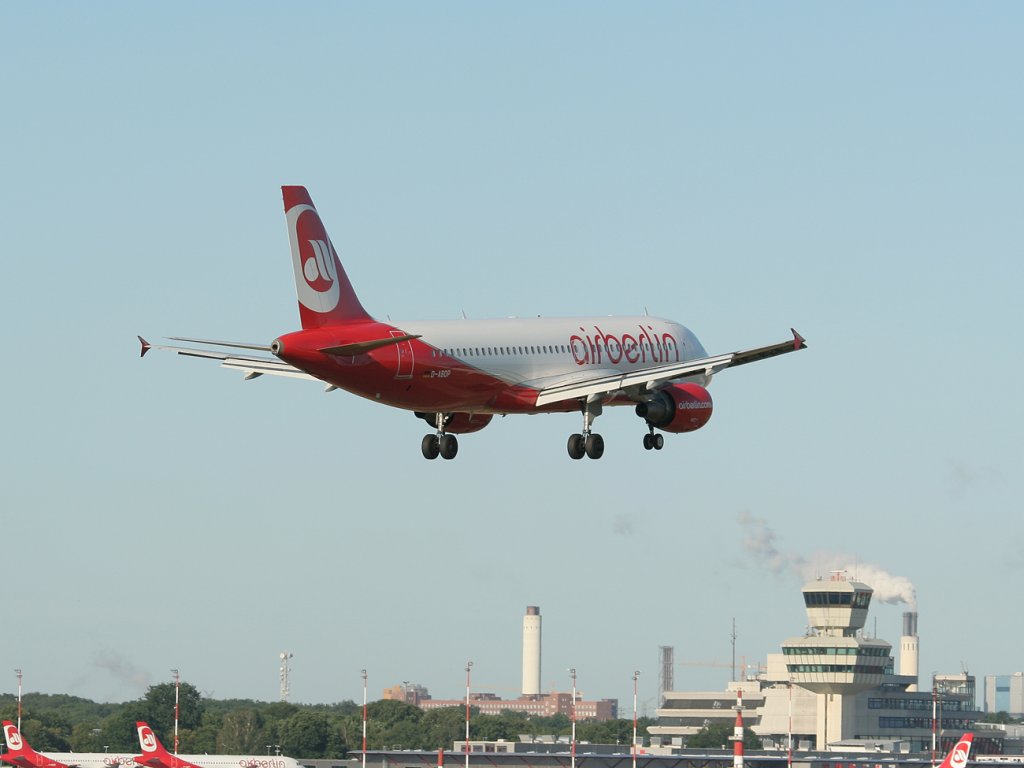 Air Berlin A 320-214 D-ABDP kurz vor der Landung in Berlin-Tegel am 02.06.2011 