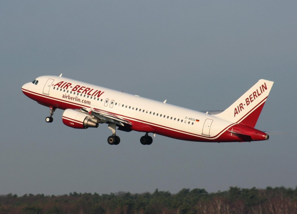 Air Berlin A 320-214 D-ABDQ beim Start in Berlin-Tegel am 05.12.2009