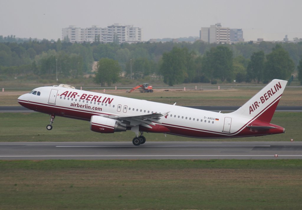 Air Berlin A 320-214 D-ABDQ beim Start in Berlin-Tegel am 01.05.2010