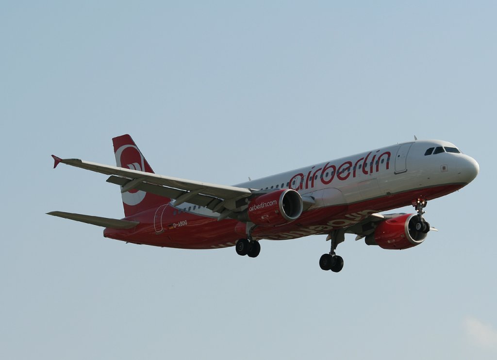 Air Berlin A 320-214 D-ABDQ kurz vor der Landung in Berlin-Tegel am 17.09.2011