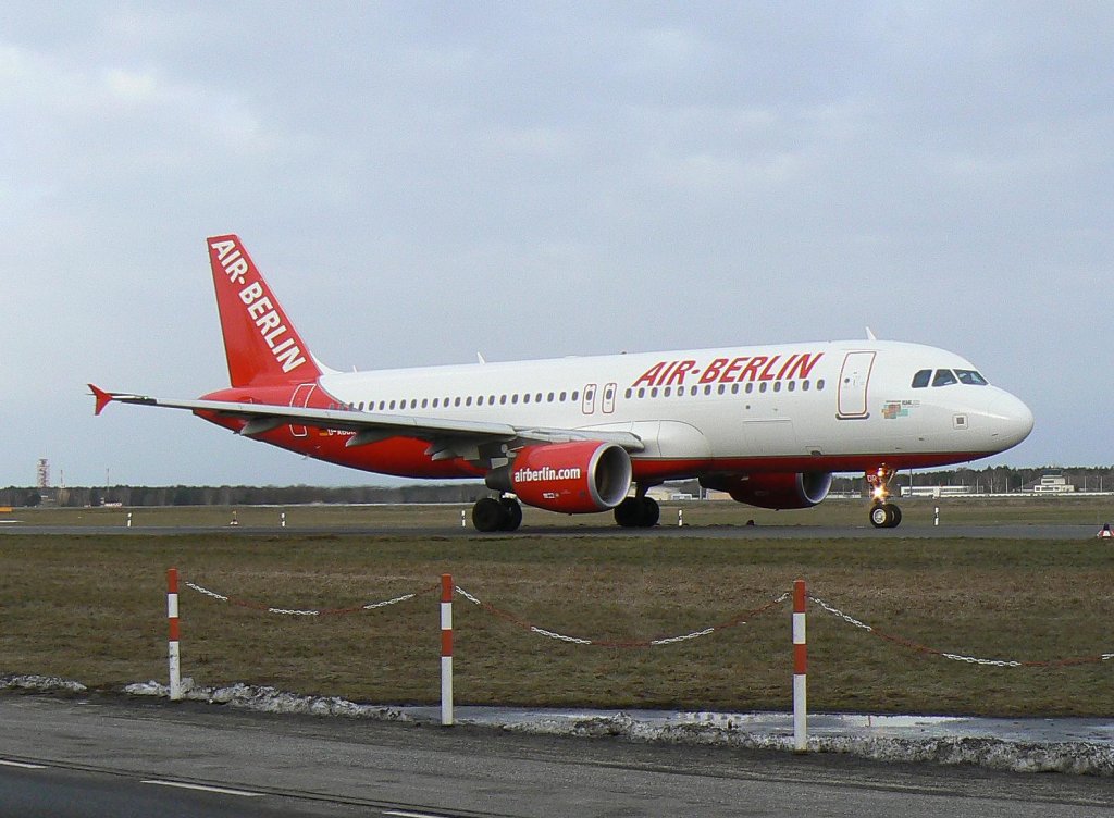 Air Berlin A 320-214 D-ABDR am frhen Morgen des 27.02.2010 auf dem Flughafen Berlin-Tegel