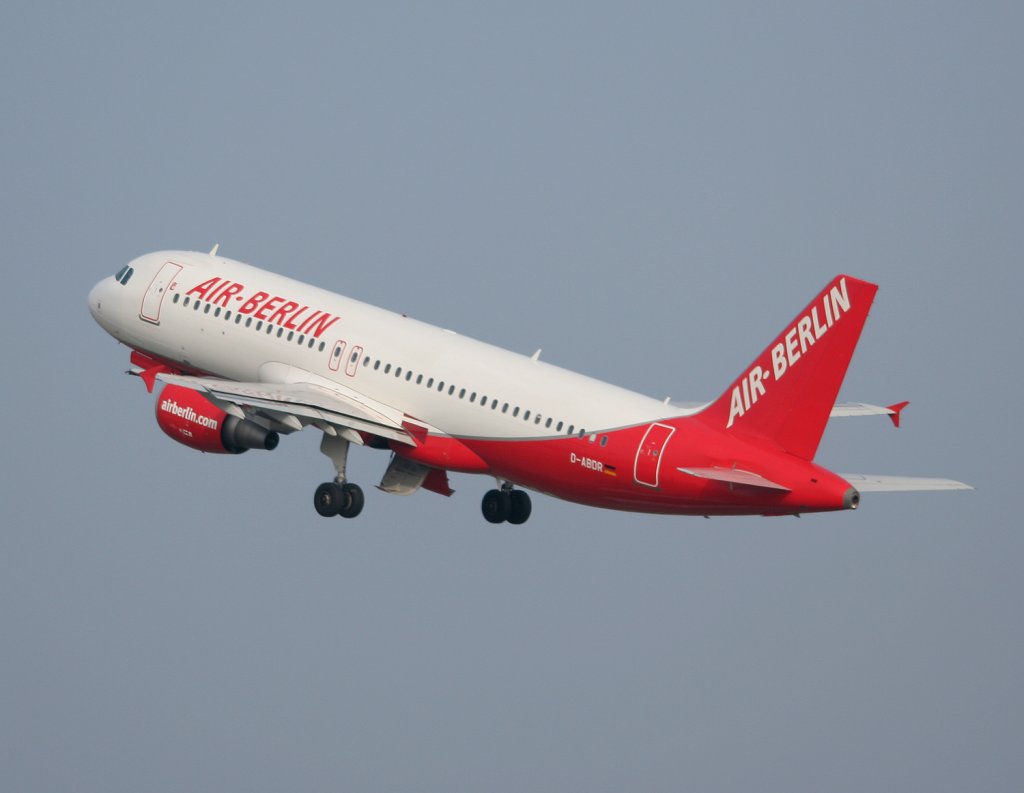 Air Berlin A 320-214 D-ABDR beim Start in Berlin-Tegel am 02.04.2011