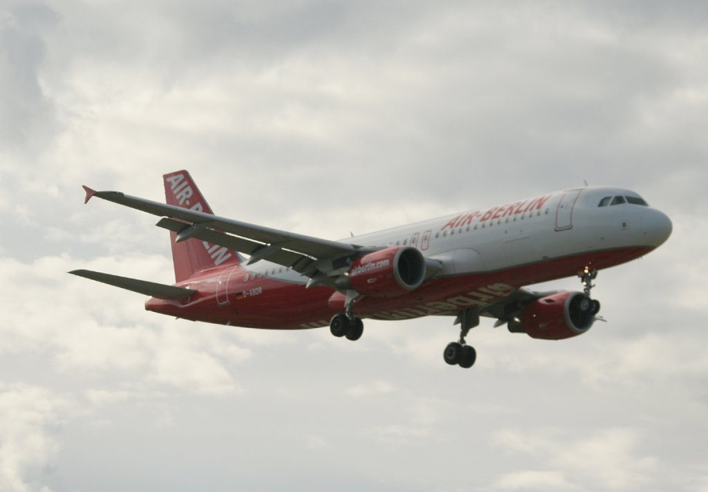 Air Berlin A 320-214 D-ABDR kurz vor der Landung in Berlin-Tegel am 09.06.2012