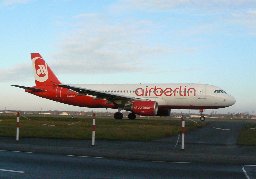 Air Berlin A 320-214 D-ABDT am frhen Morgen des 21.11.2009 auf dem Flughafen Berlin-Tegel