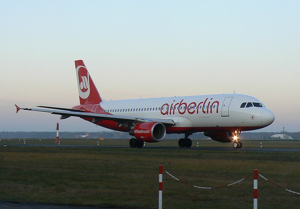 Air Berlin A 320-214 D-ABDT am frhen Morgen des 05.12.20009 auf dem Flughafen Berlin-Tegel