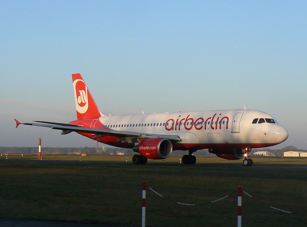 Air Berlin A 320-214 D-ABDU am Morgen des 05.12.2009 auf dem Flughafen Berlin-Tegel
