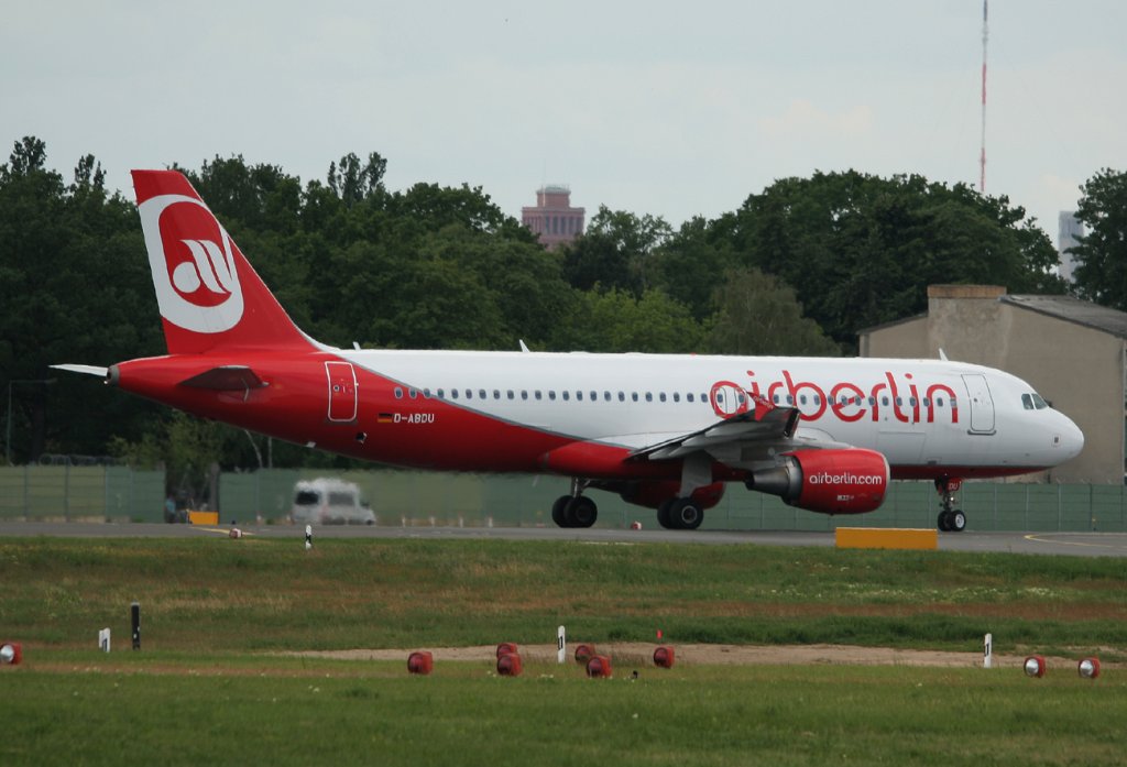 Air Berlin A 320-214 D-ABDU kurz vor dem Start in Berlin-Tegel am 27.05.2011