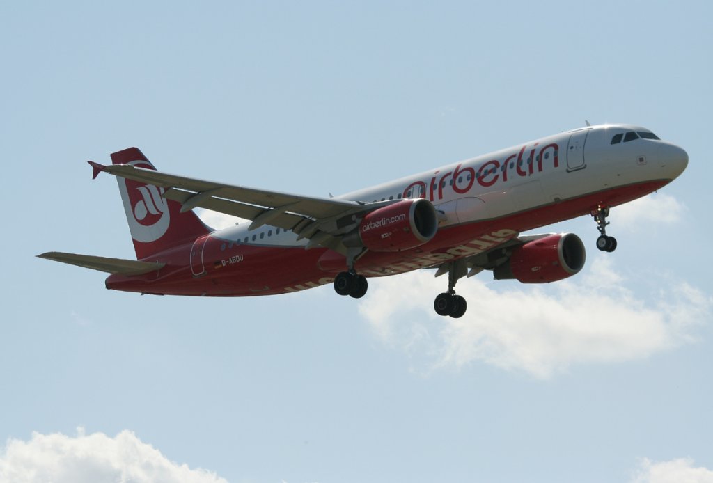 Air Berlin A 320-214 D-ABDU kurz vor der Landung in Berlin-Tegel am 09.06.2012