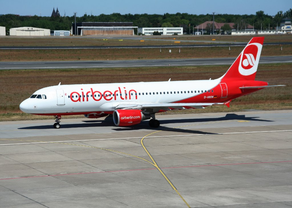 Air Berlin A 320-214 D-ABDW auf dem Weg zum Start in Berlin-Tegel am 02.06.2011