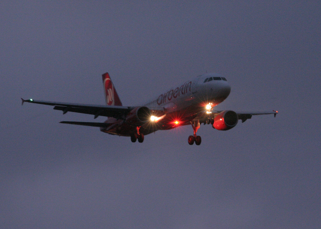 Air Berlin A 320-214 D-ABDW kurz vor der Landung in Berlin-Tegel am 31.12.2011