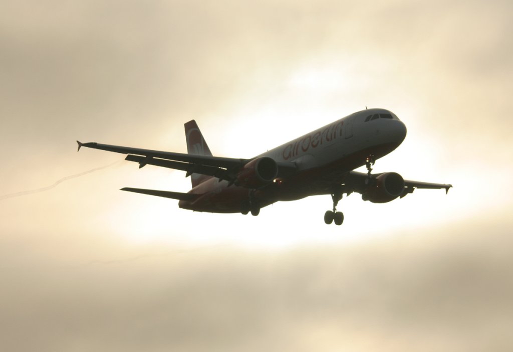 Air Berlin A 320-214 D-ABDW kurz vor der Landung in Berlin-Tegel am 09.03.2012