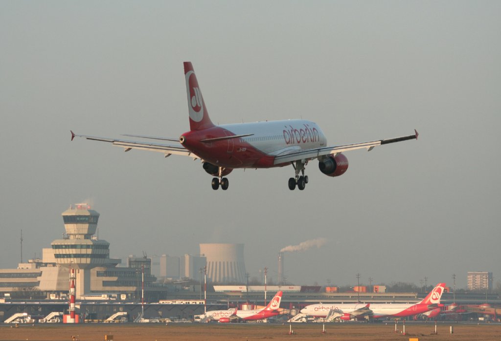 Air Berlin A 320-214 D-ABDW kurz vor der Landung in Berlin-Tegel am 17.03.2012