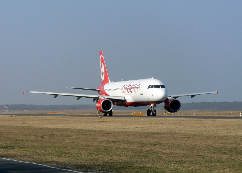 Air Berlin A 320-214 D-ABDW auf dem Weg zum Start in Berlin-Tegel am 17.03.2012
