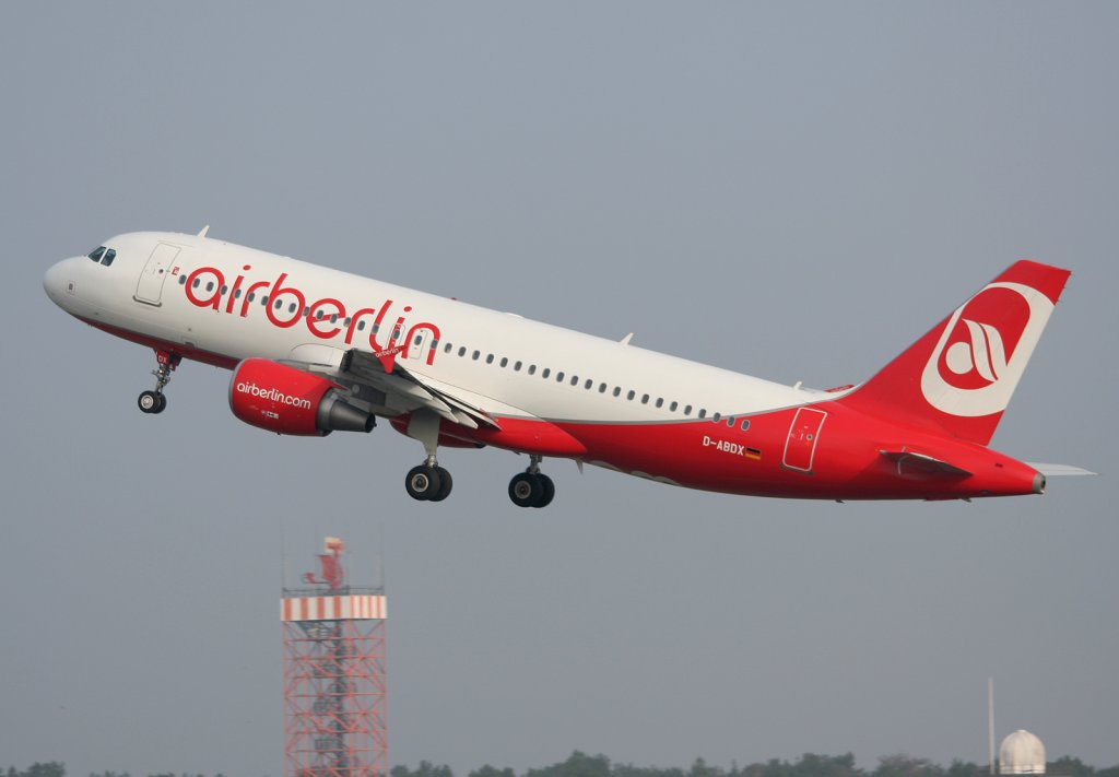 Air Berlin A 320-214 D-ABDX beim Start in Berlin-Tegel am 02.04.2011