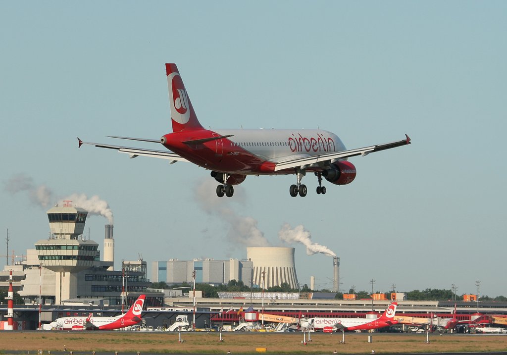 Air Berlin A 320-214 D-ABDX kurz vor der Landung in Berlin-Tegel am 02.06.2011